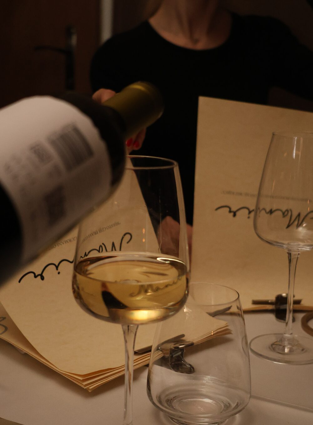 Ein Glas Weißwein und die Speisekarte des Manir